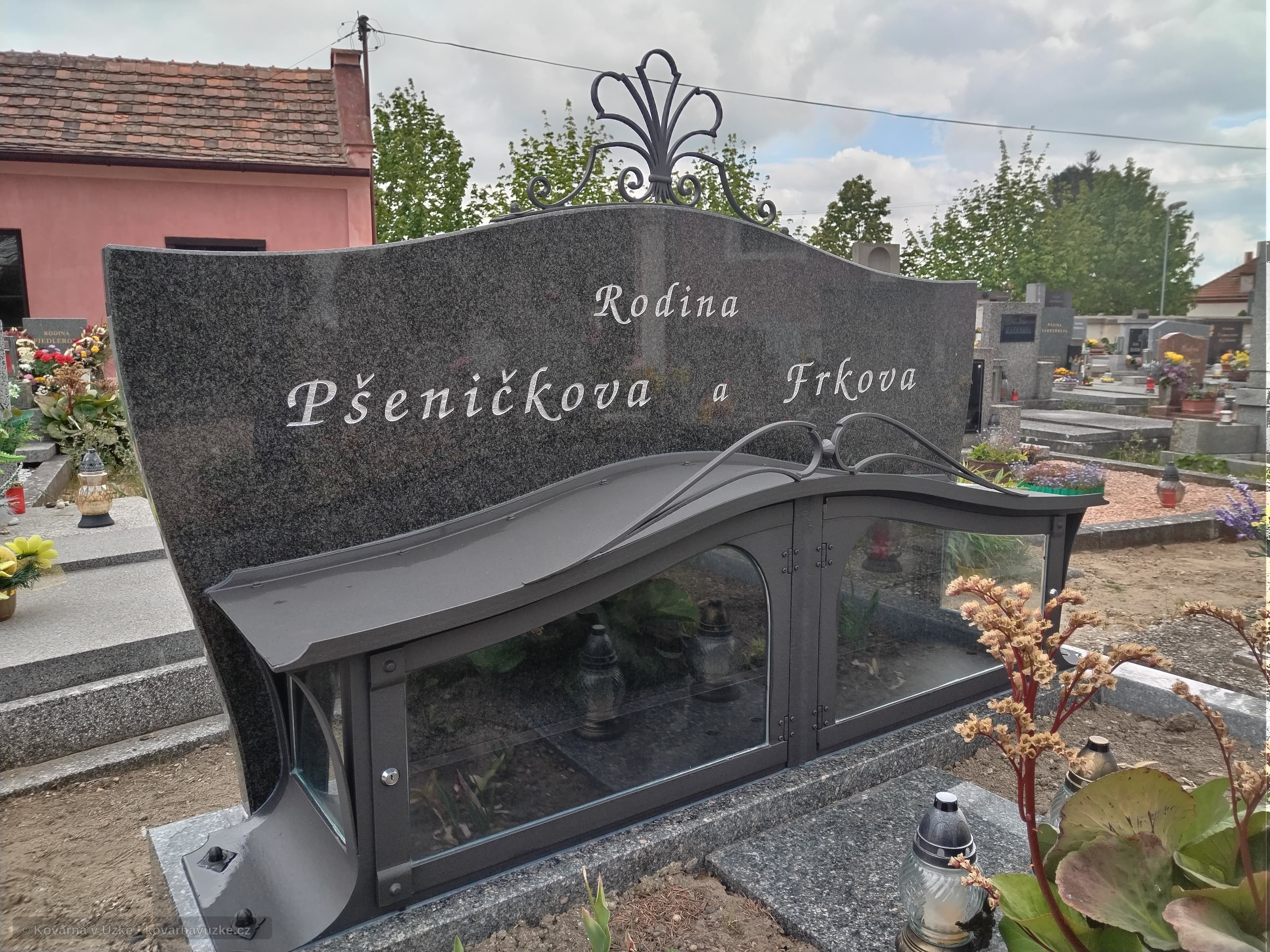 Hrob urnová skříňka
